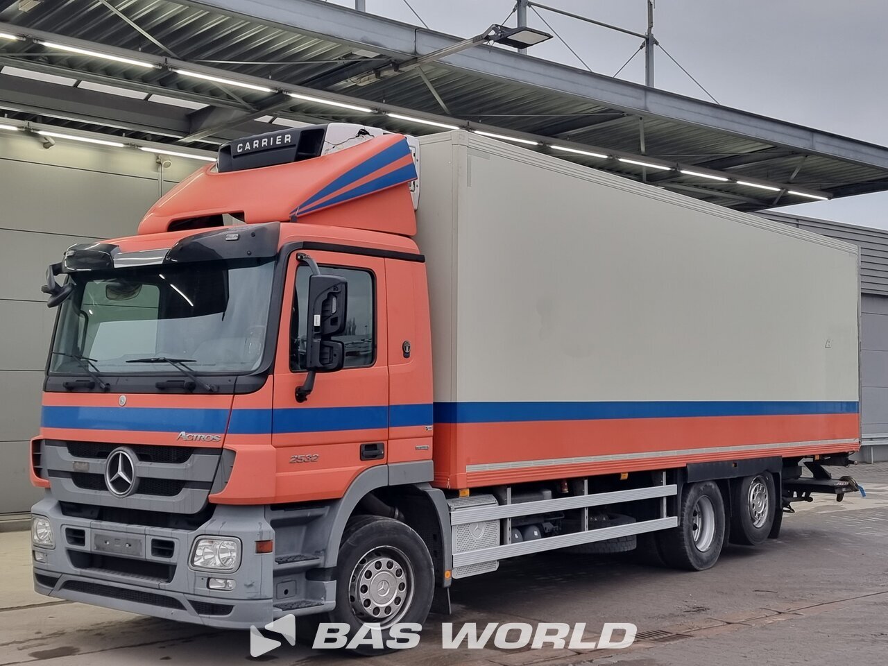Front left : Mercedes Actros 2632 6X2 LAMBERET Kylmäkuorma-auto