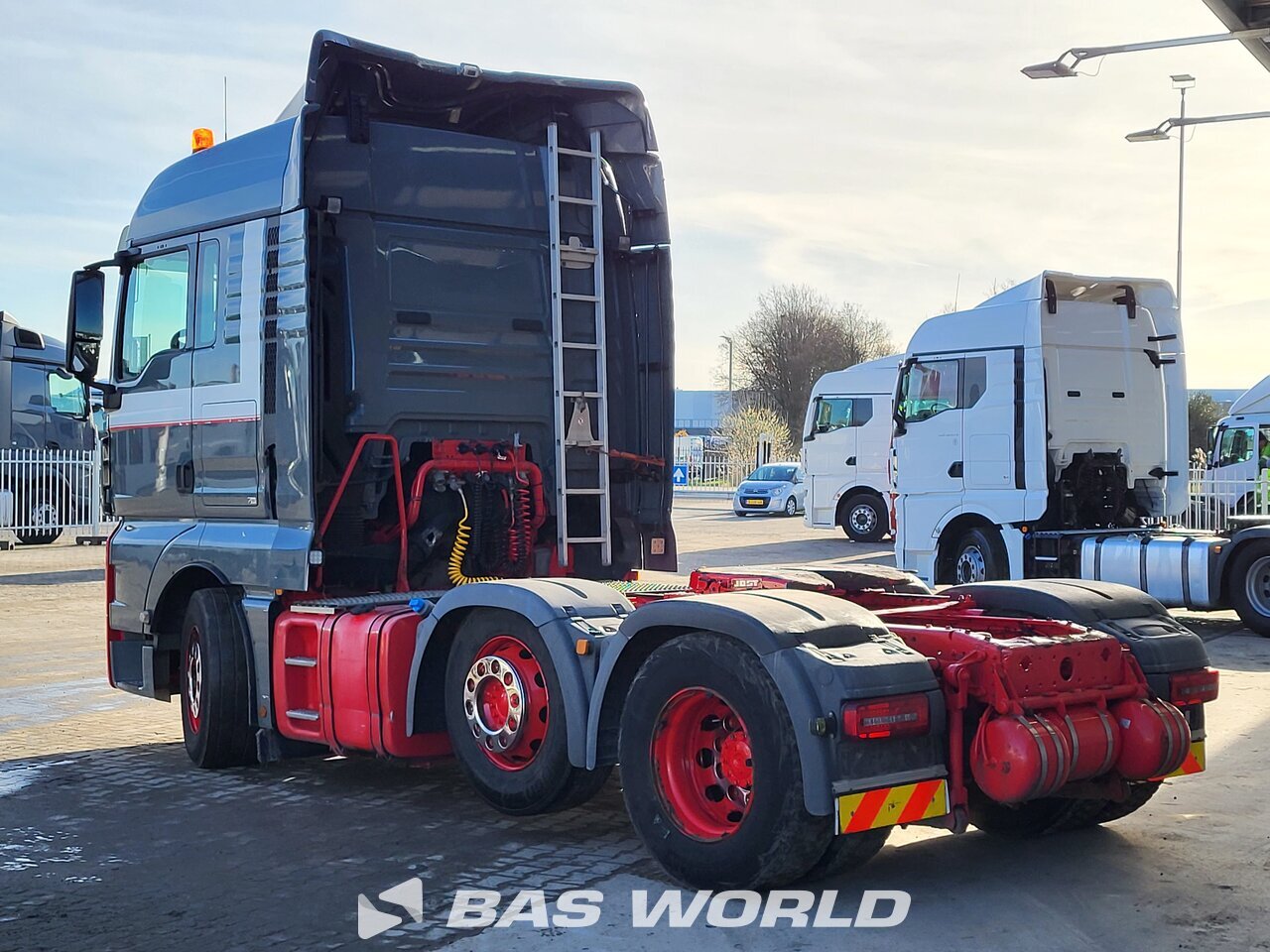 Back left : MAN TGX 26.440 6X2 Trækker