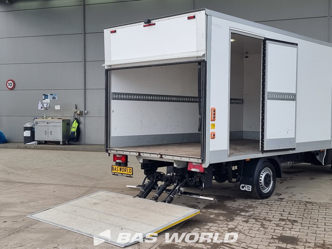 Back right : Iveco Daily 35S14 Lastbiler med lukket kasse