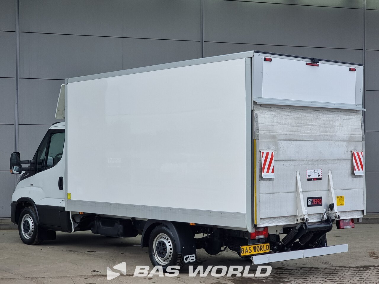 Back left : Iveco Daily 35S14 Lastbiler med lukket kasse