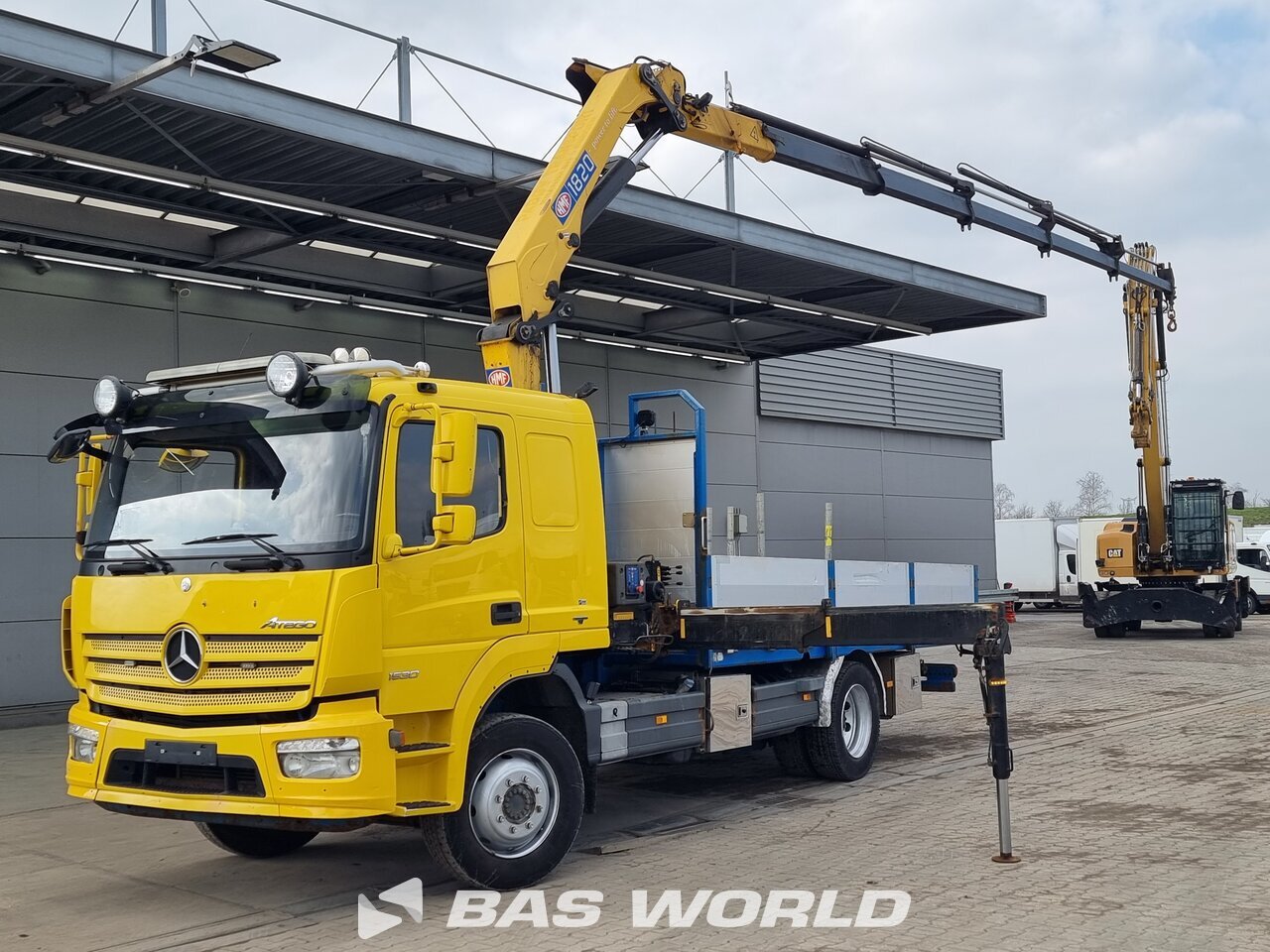 Front left : Mercedes Atego 1530 4X2 MCE Flatbed trucks