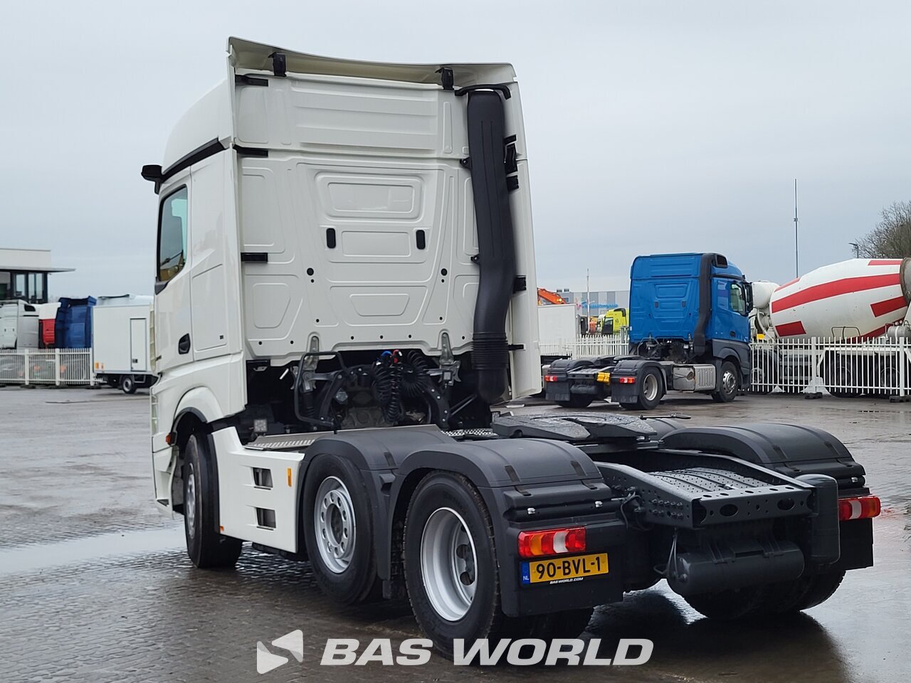 Back left : Mercedes Actros 2645 6X2 Vetopöytäauto