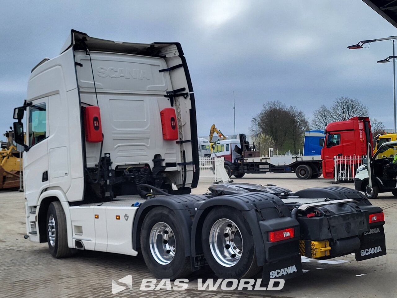Back left : Scania R580 6X2 Vetopöytäauto