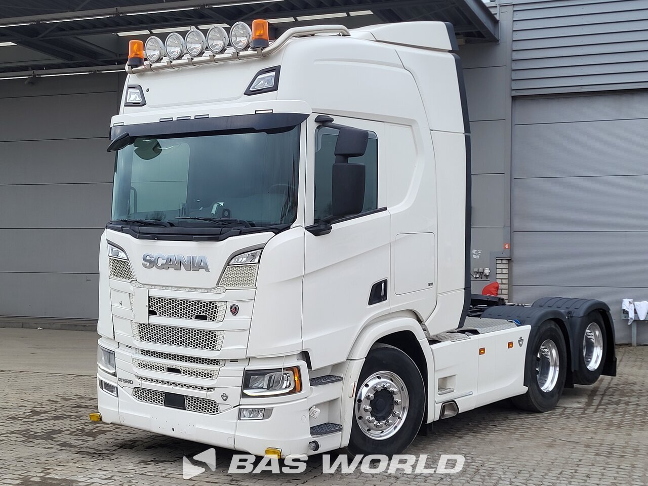 Front left : Scania R580 6X2 Vetopöytäauto