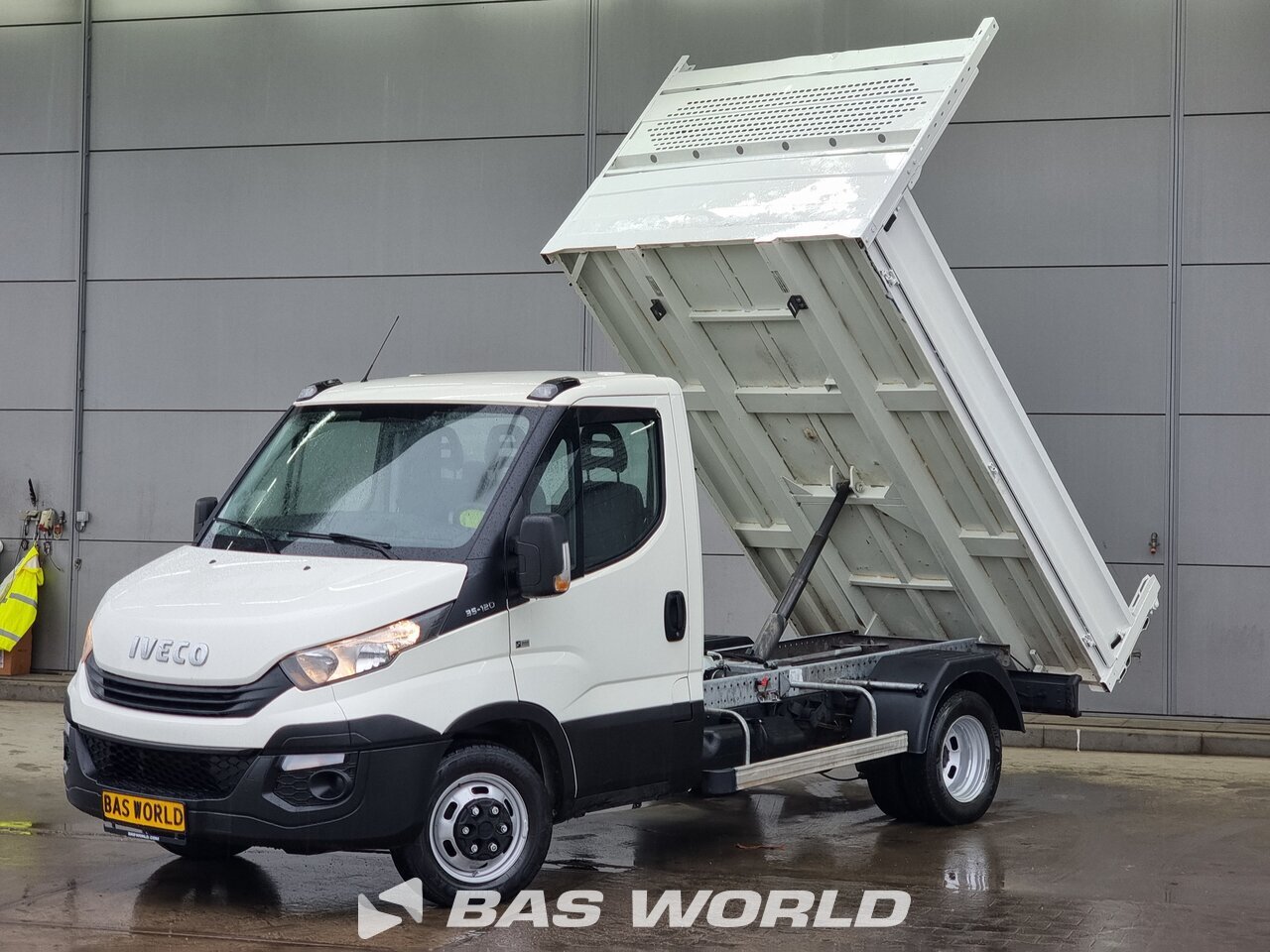 Front left : Iveco Daily 35C12 Kippi
