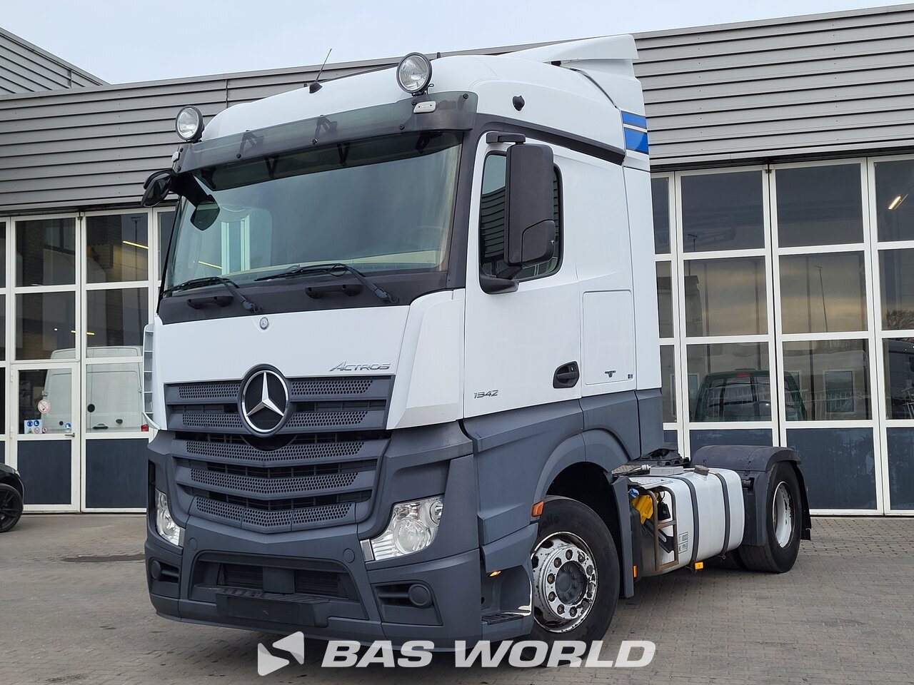 Front left : Mercedes Actros 1942 4X2 Vetopöytäauto