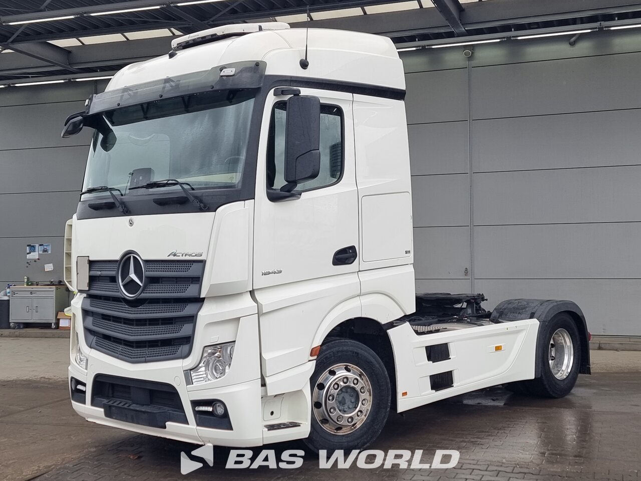 Front left : Mercedes Actros 1843 4X2 Trækker