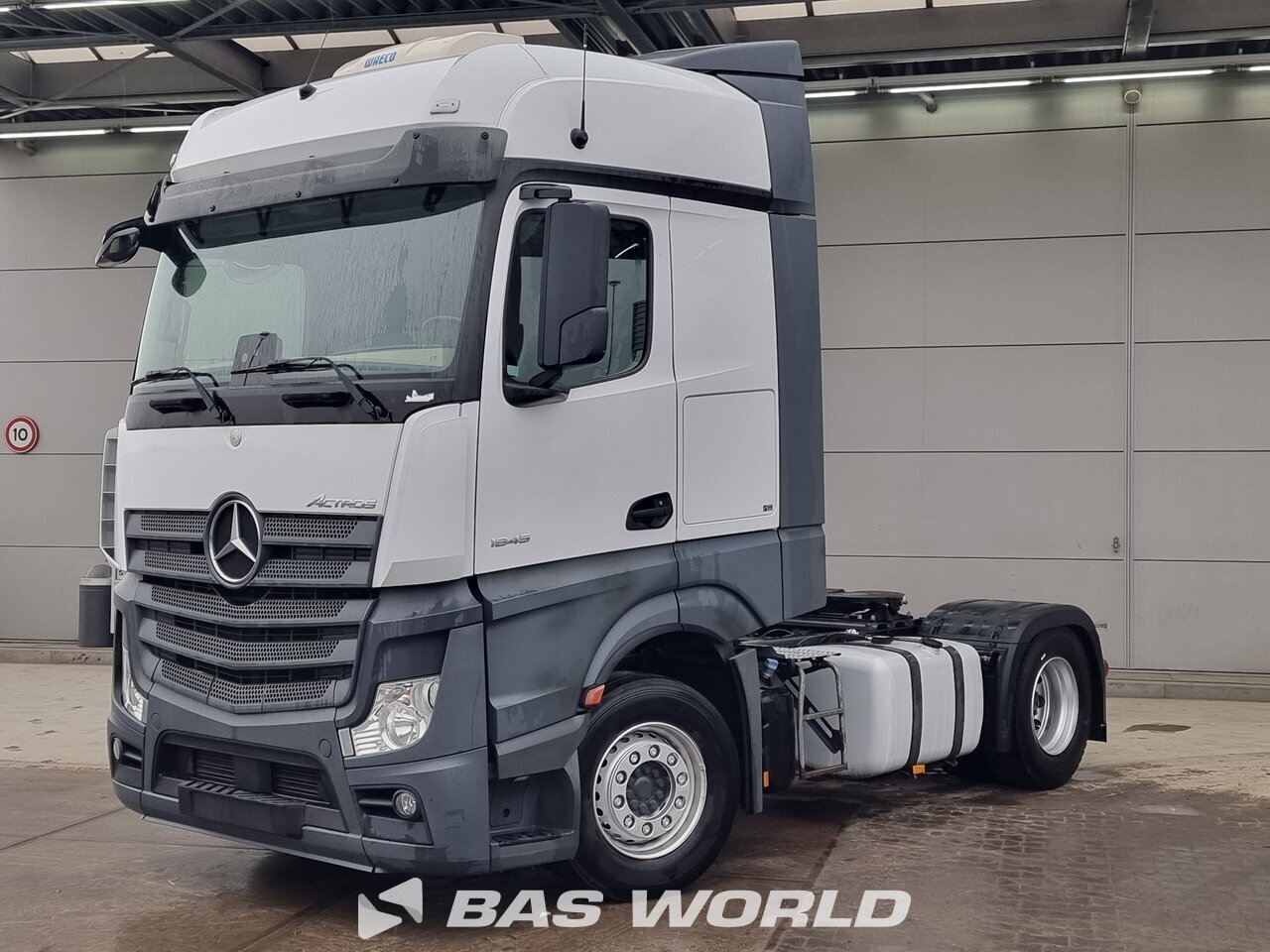 Front left : Mercedes Actros 1845 4X2 Vetopöytäauto