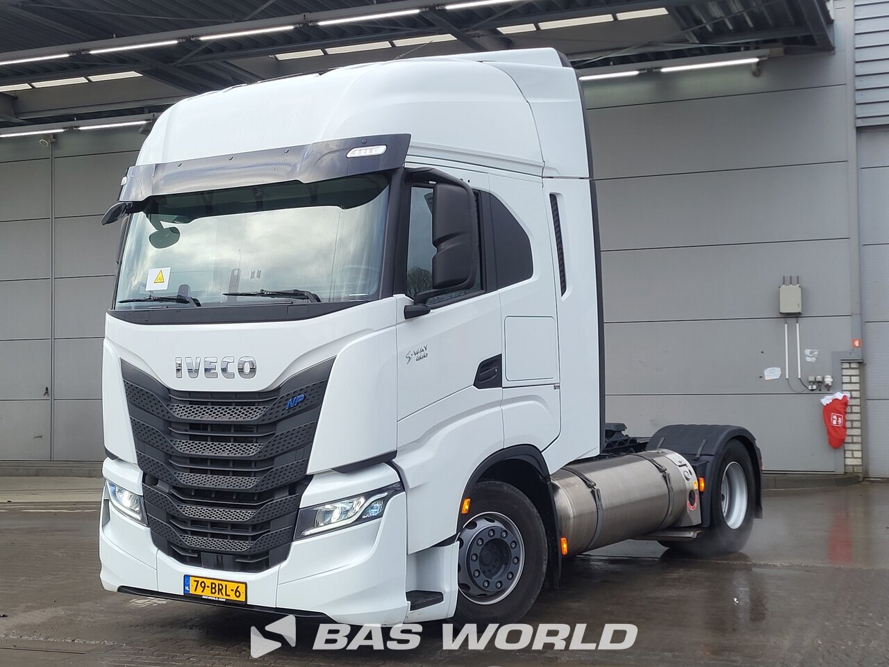Front left : Iveco S-Way 460 NP 4X2 Vetopöytäauto
