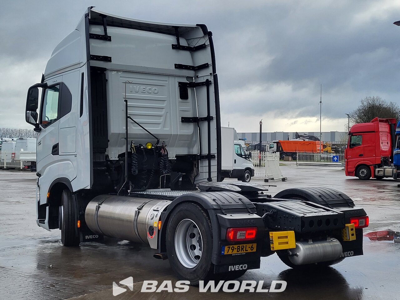 Back left : Iveco S-Way 460 NP 4X2 Vetopöytäauto