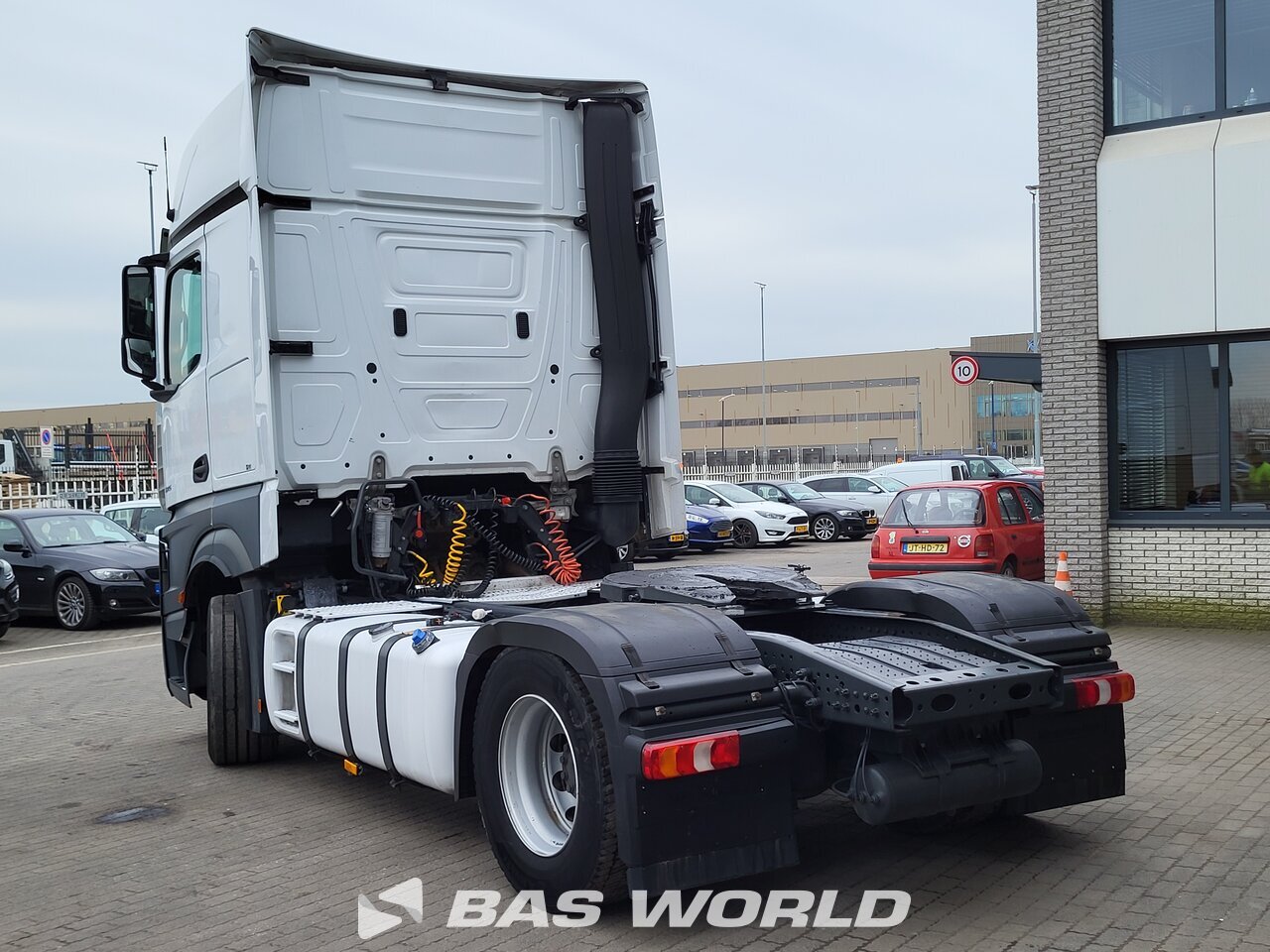 Back left : Mercedes Actros 1845 4X2 Trækker