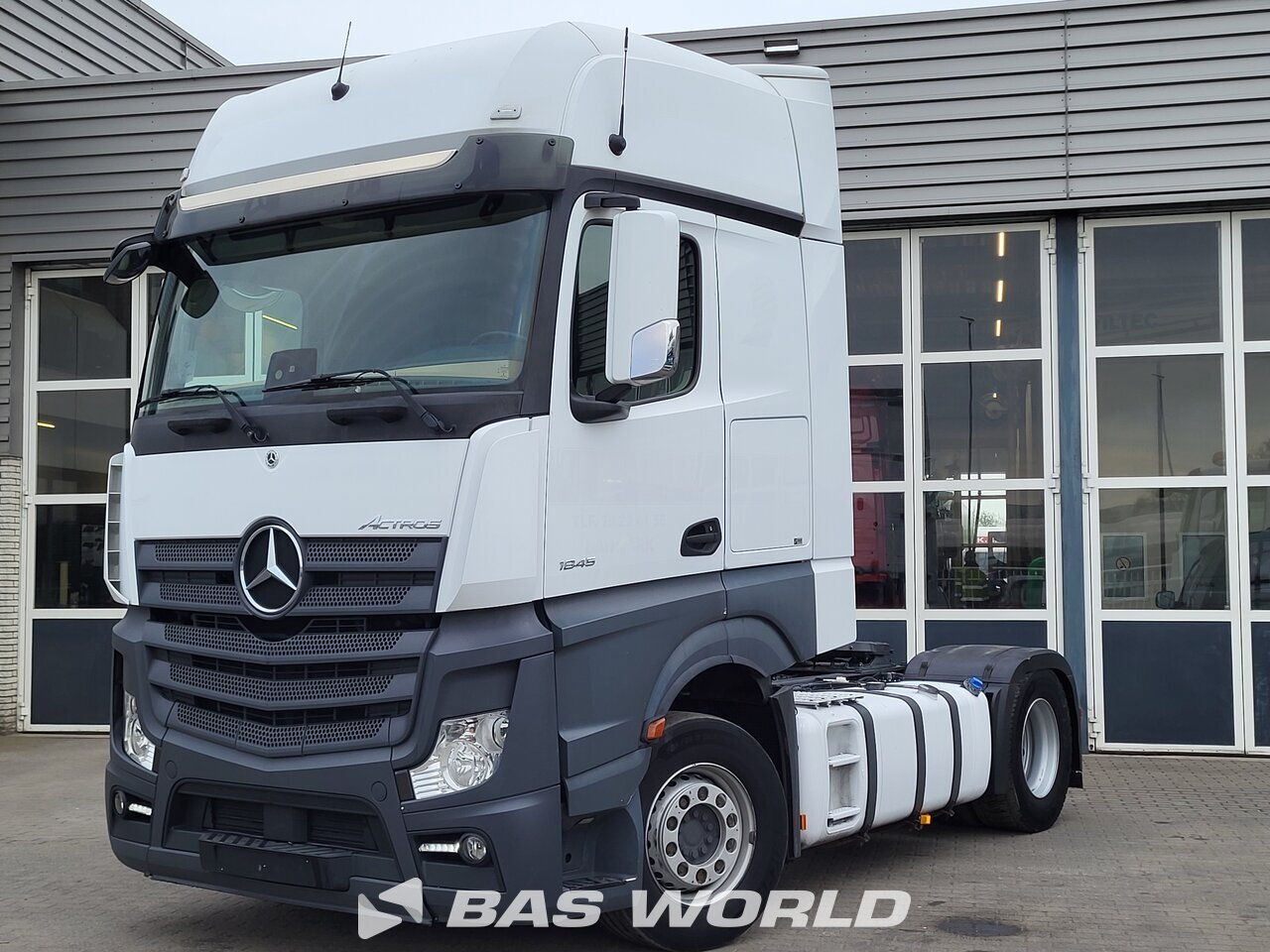 Front left : Mercedes Actros 1845 4X2 Trækker