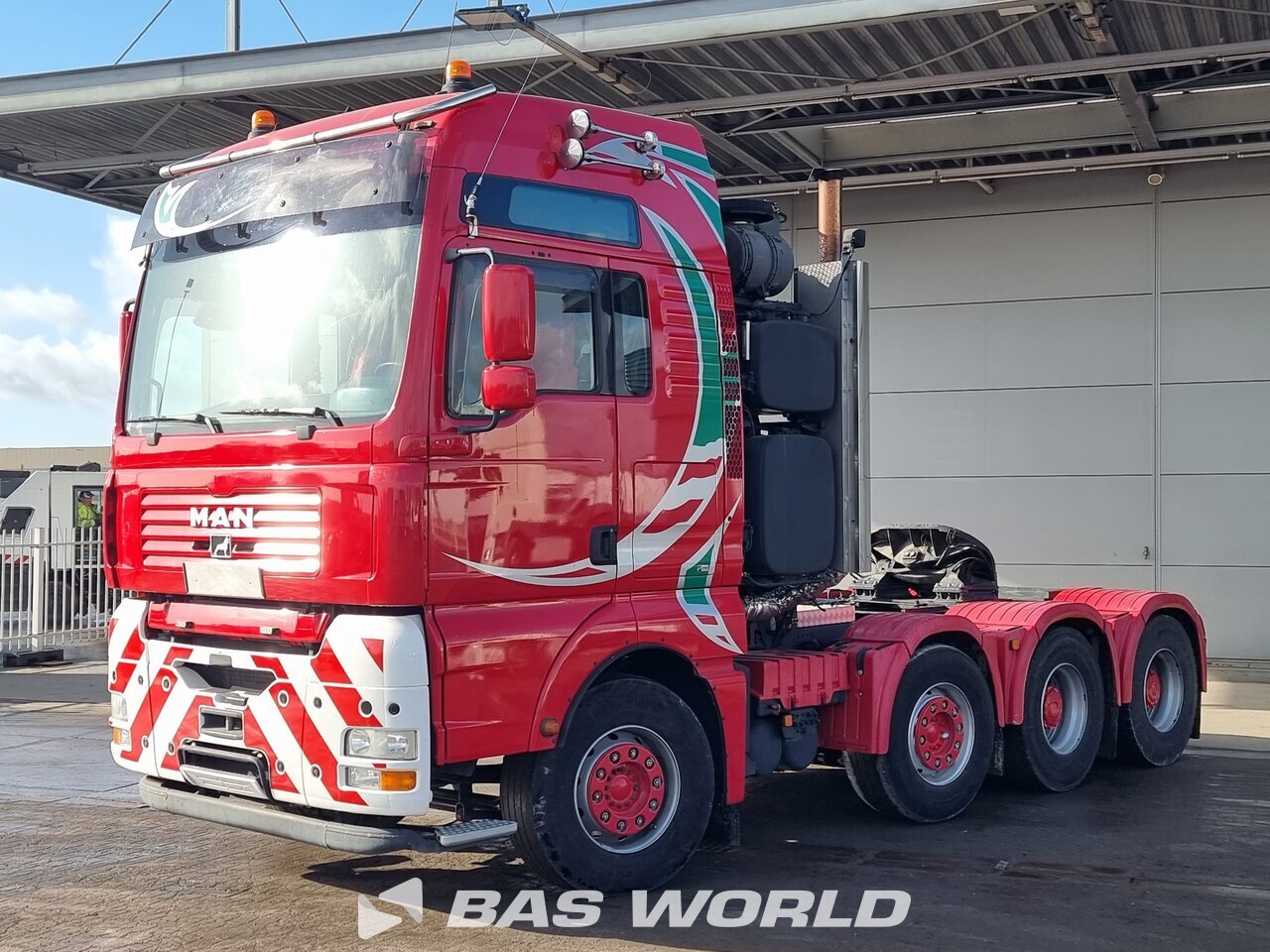 Front left : MAN TGA 41.660 8X4 Vetopöytäauto