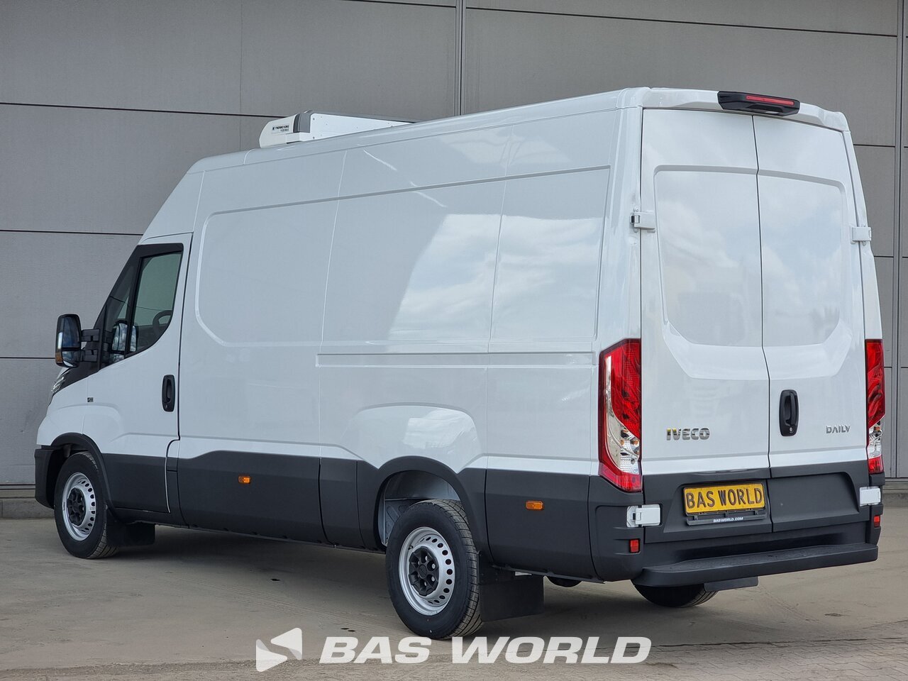 Back left : Iveco Daily 35S18 Suljettu kylmäpakettiauto