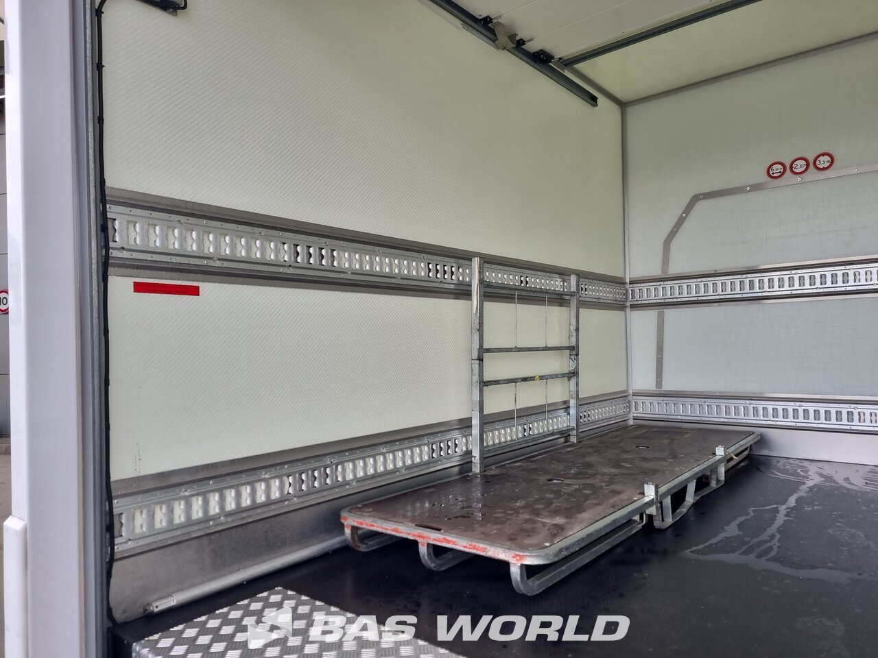Superstructure interior : MAN E-TGE Elektrisch صندوق مغلق