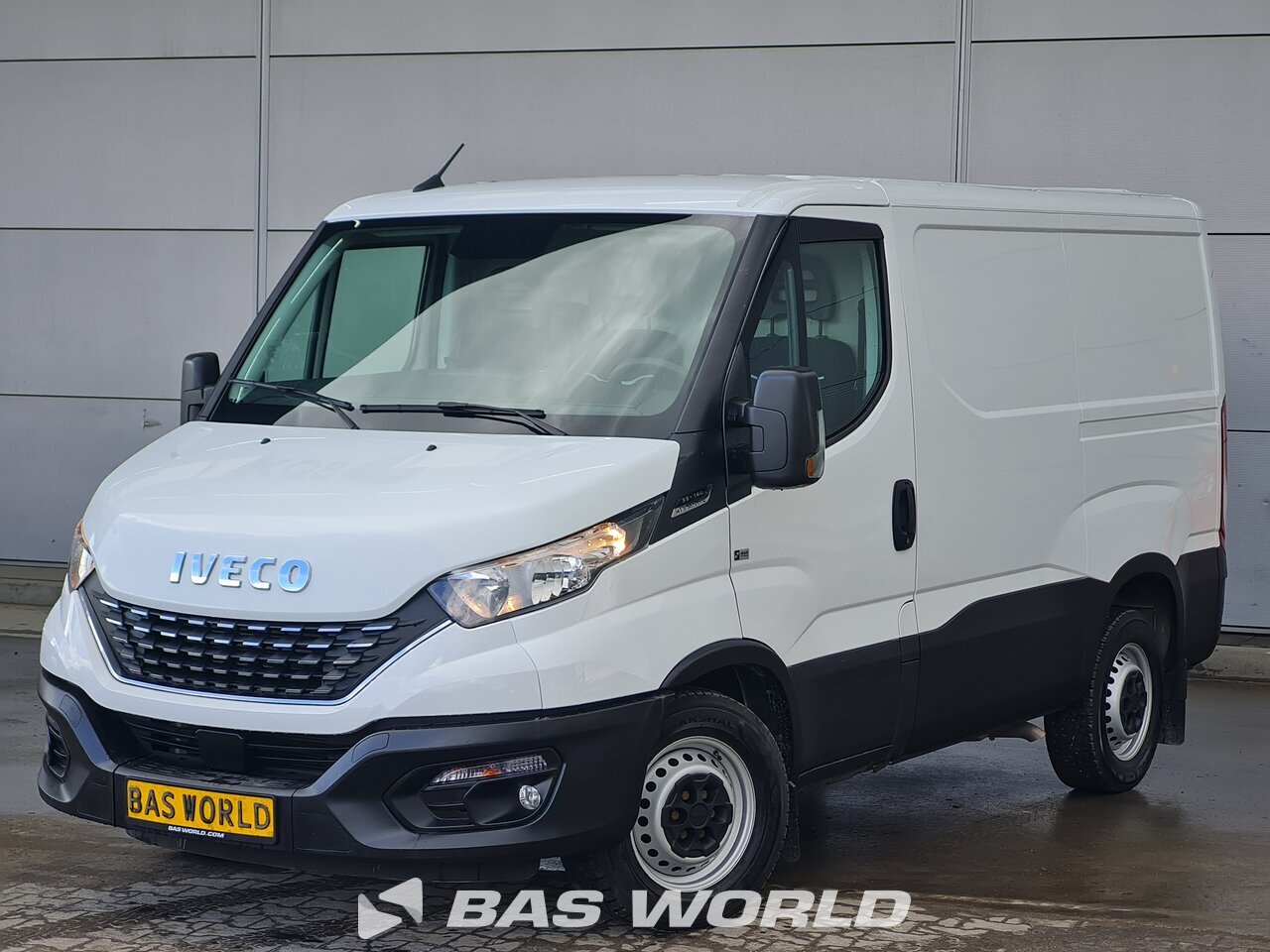 Front left : Iveco Daily 35S14 Suljettu pakettiauto