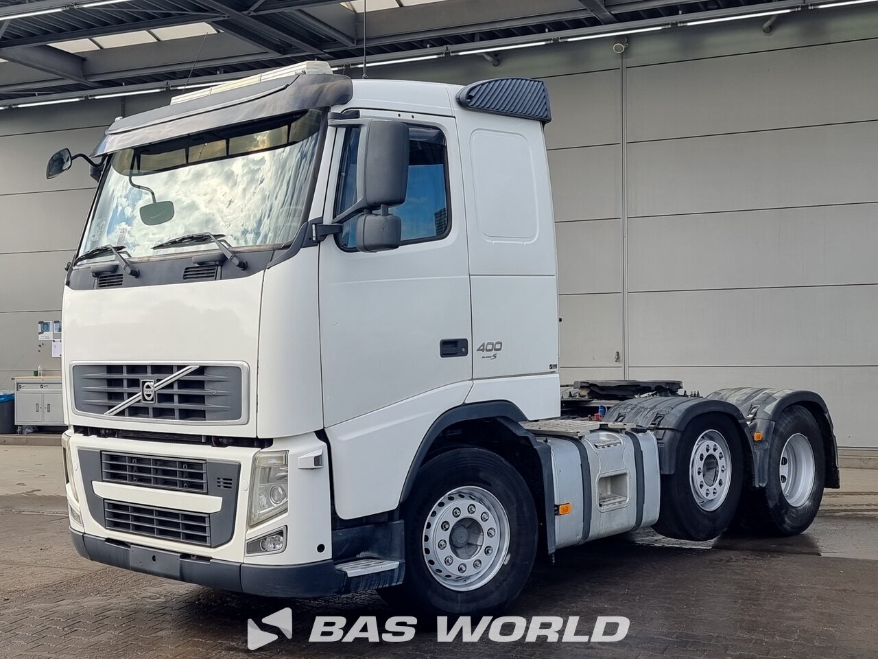 Front left : Volvo FH 400 6X2 Vetopöytäauto