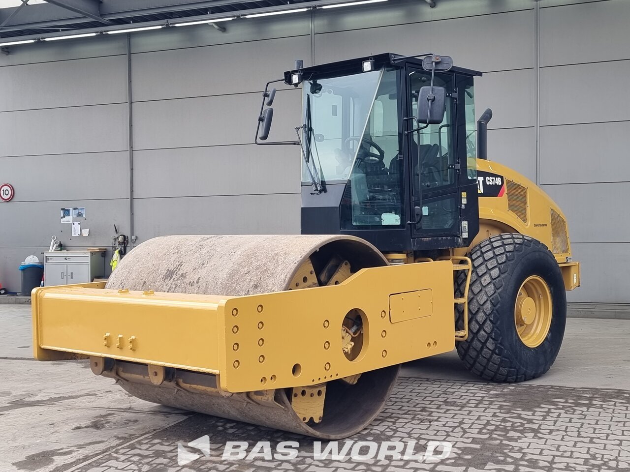 Front left : Caterpillar Yksivalssijyrät