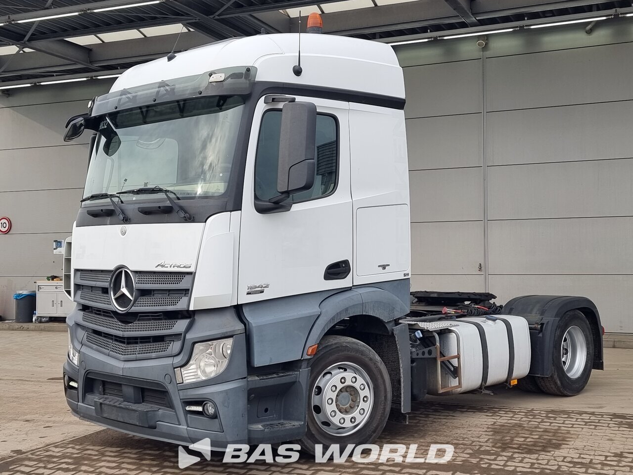Front left : Mercedes Actros 1842 4X2 Trækker
