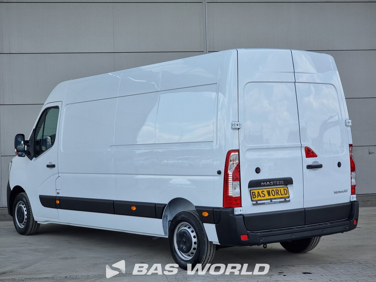 Back left : Renault Master 150PK Lukket varevogn