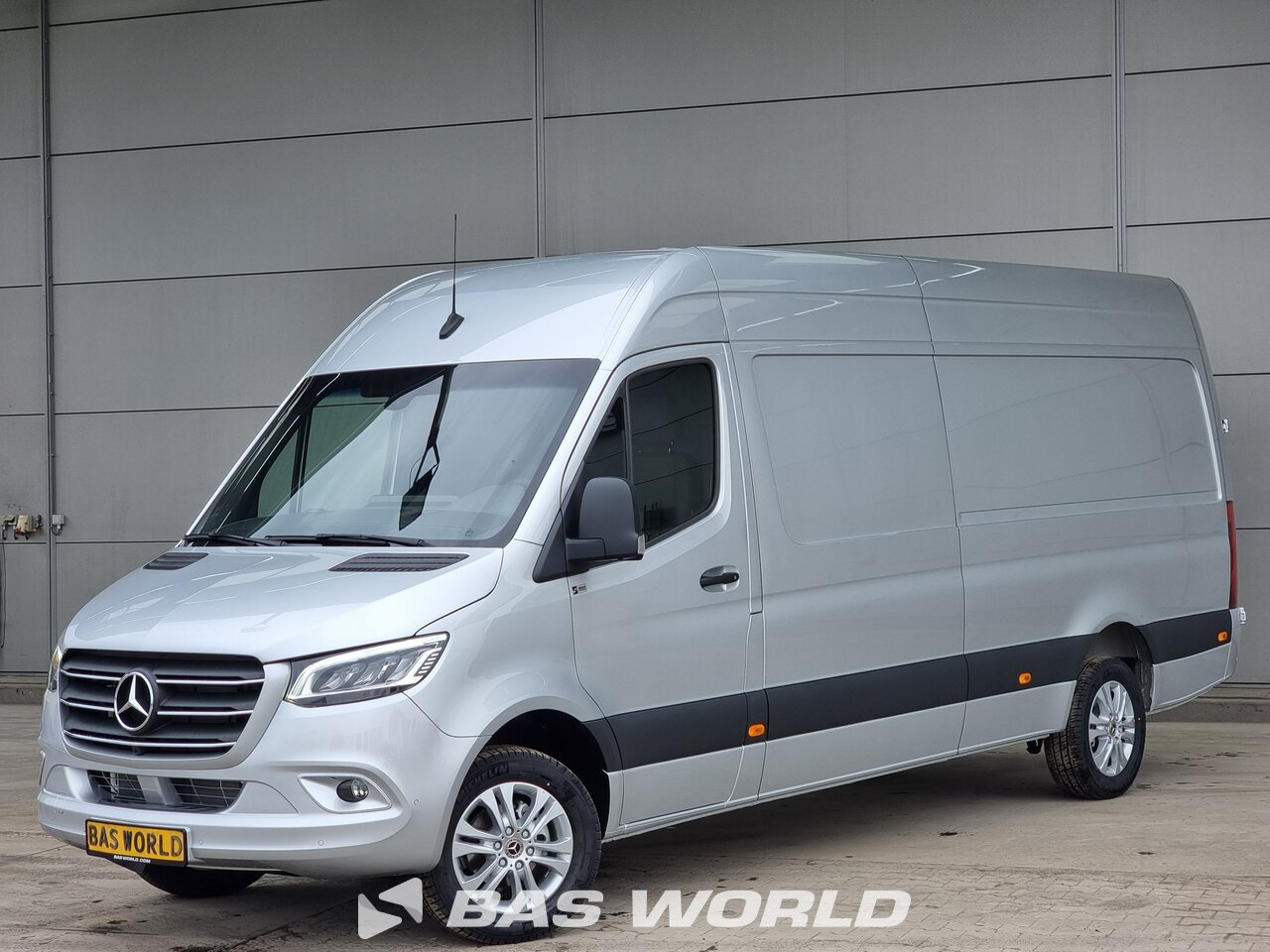 Front left : Mercedes Sprinter 319 CDI Suljettu pakettiauto