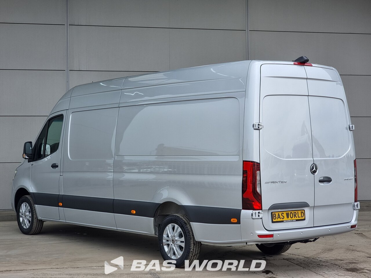 Back left : Mercedes Sprinter 319 CDI Suljettu pakettiauto