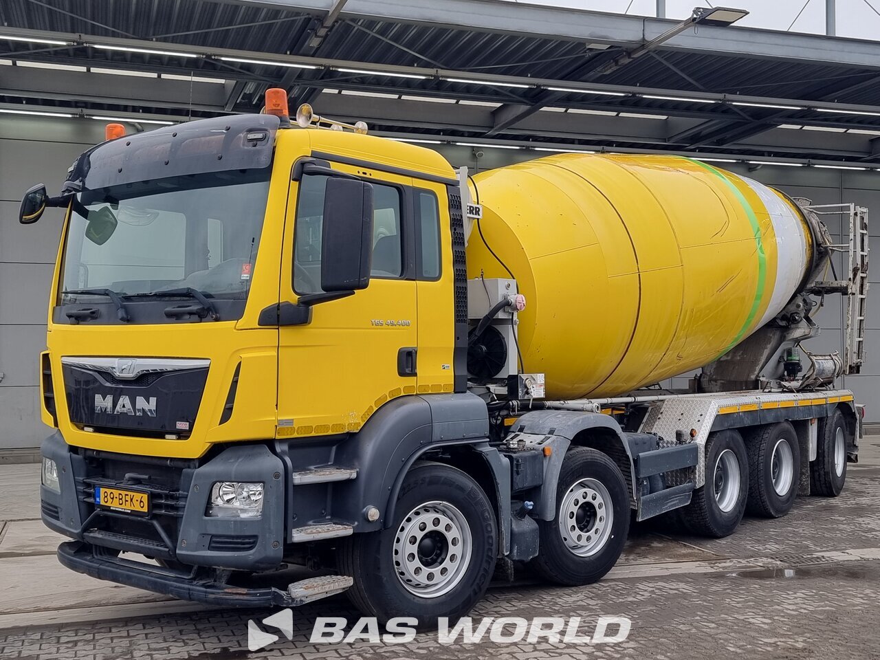 Front left : MAN TGS 49.400 10X4 Liebherr Type: HTM 1504 F Betonblander