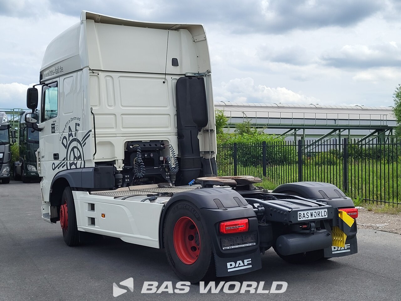 Back left : DAF XF 530 4X2 Trattore stradale