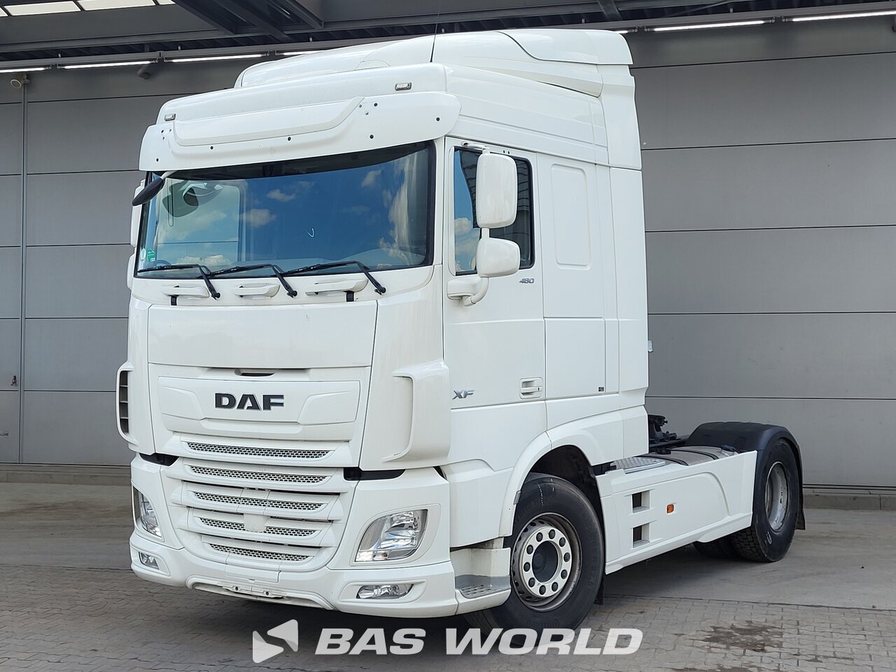 Front left : DAF XF 480 4X2 Vetopöytäauto