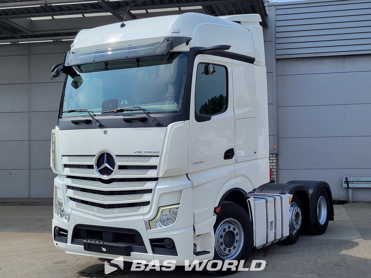 Front left : Mercedes Actros 2545 6X2 Vetopöytäauto