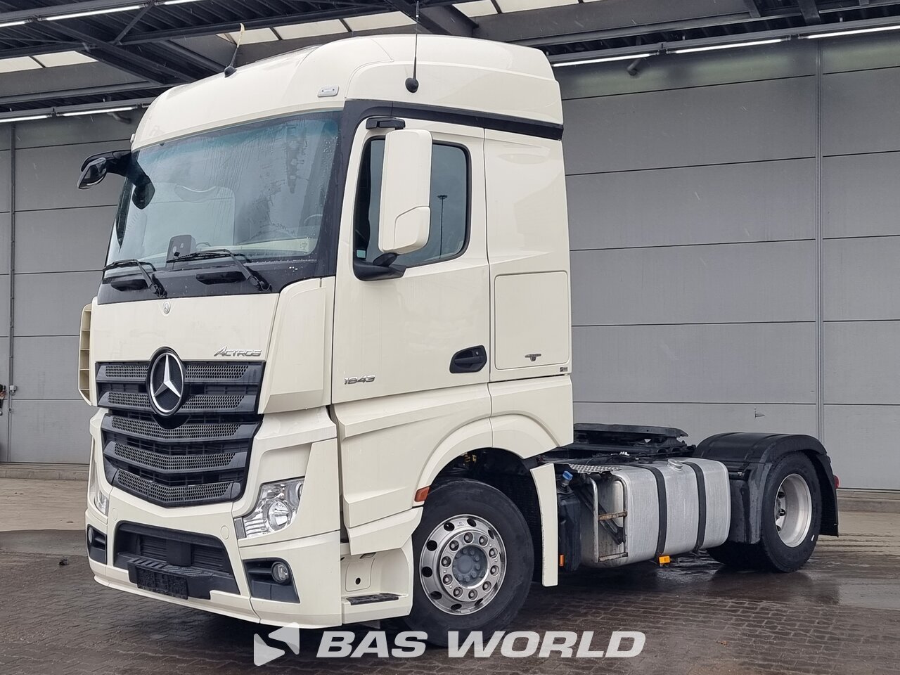 Front left : Mercedes Actros 1843 4X2 Vetopöytäauto