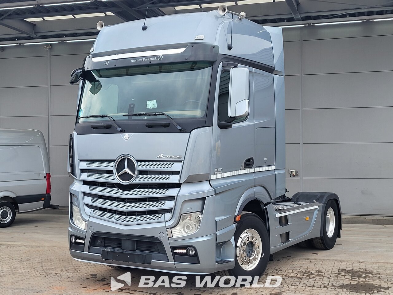 Front left : Mercedes Actros 1851 4X2 Vetopöytäauto