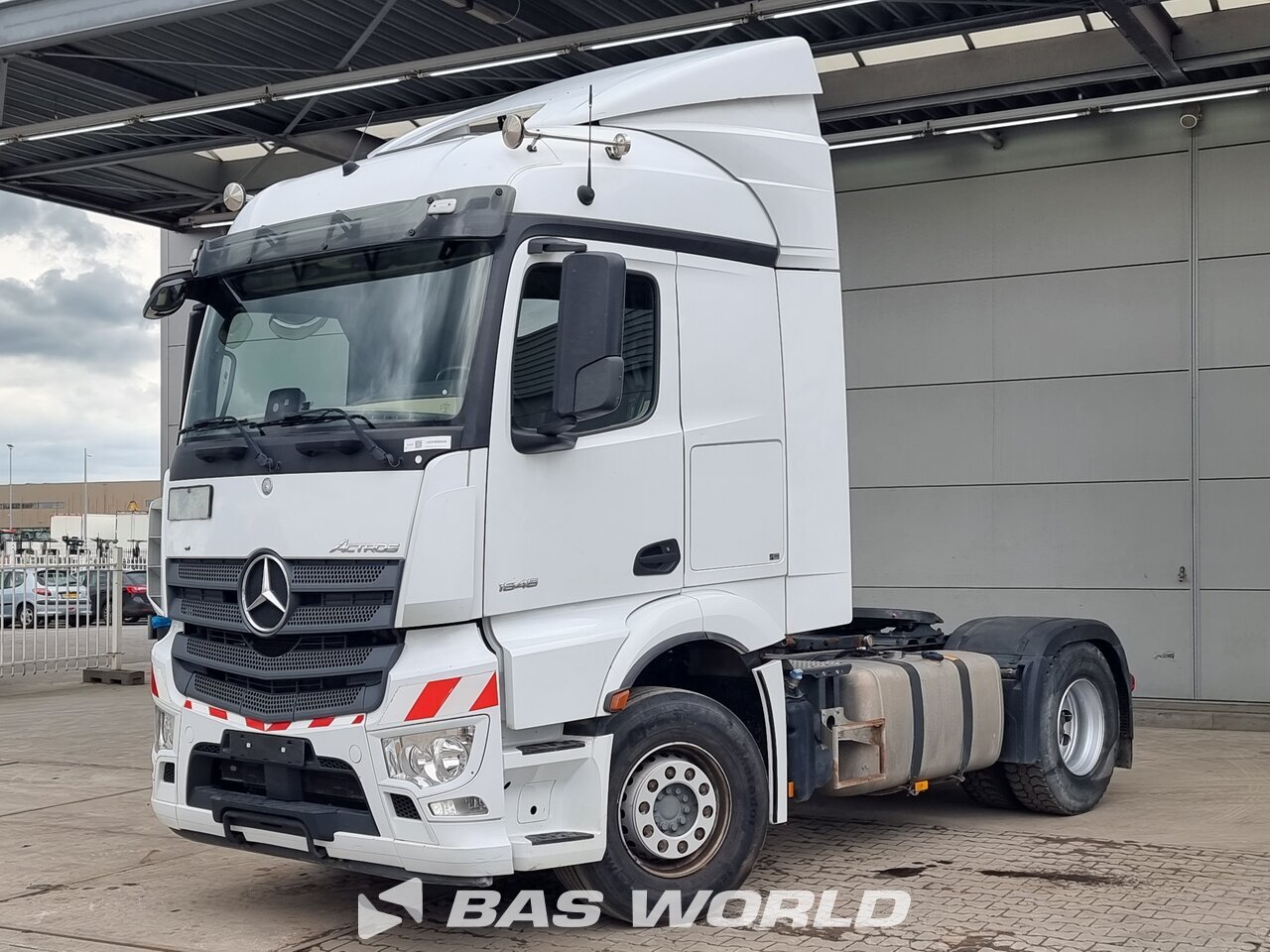 Front left : Mercedes Actros 1846 4X2 Vetopöytäauto