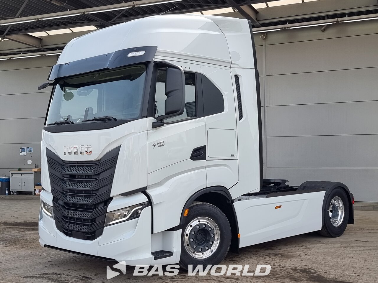 Front left : Iveco S-Way 490 4X2 Vetopöytäauto