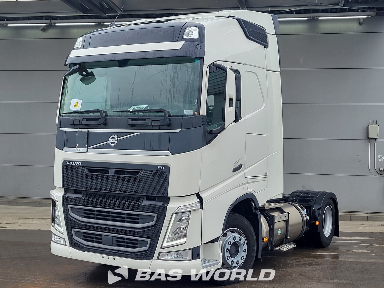 Front left : Volvo FH 460 4X2 Trækker