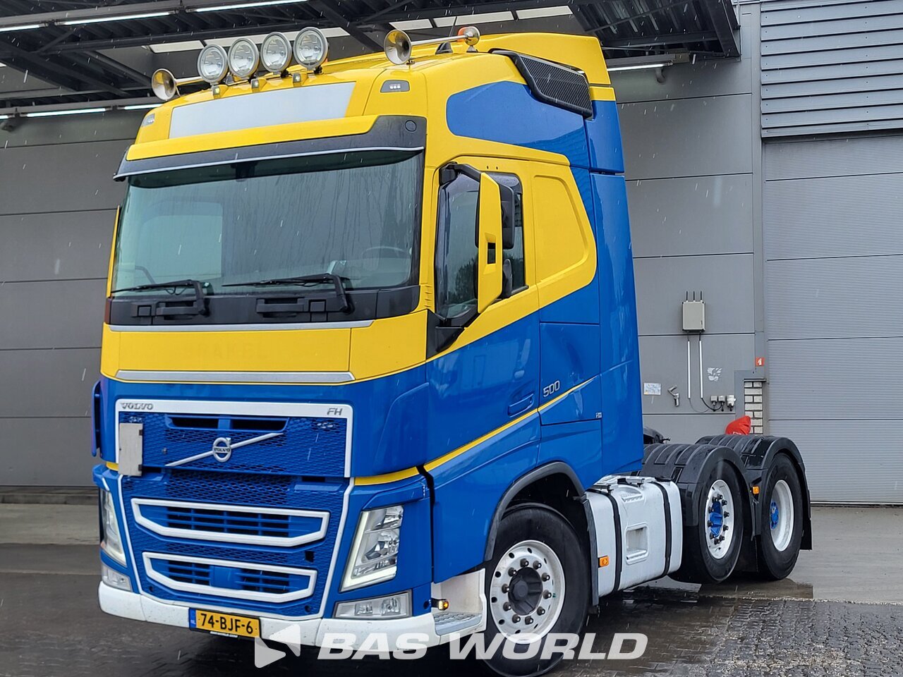 Front left : Volvo FH 500 6X2 Cap tractor
