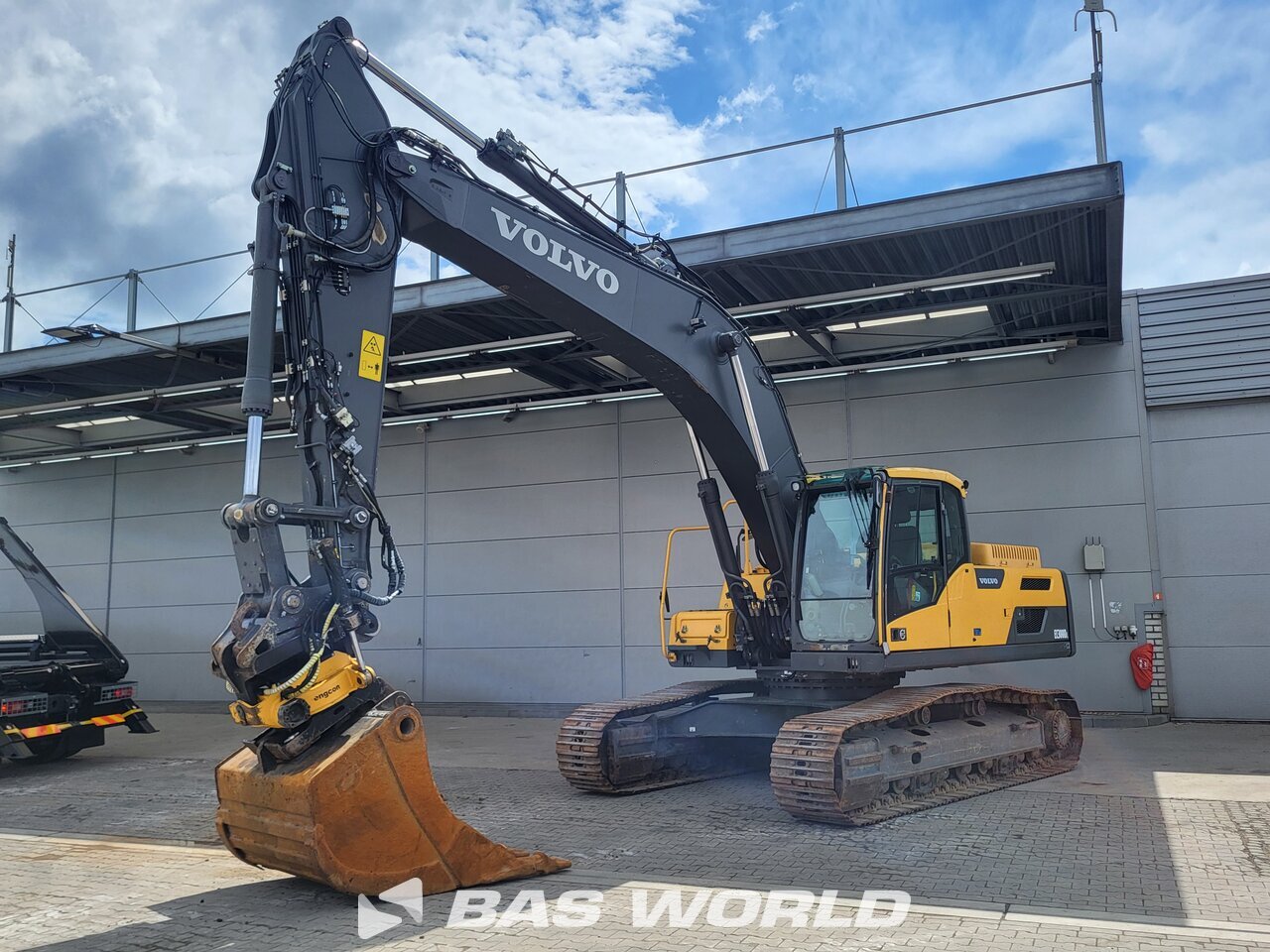 Front left : Volvo Excavator pe șenile