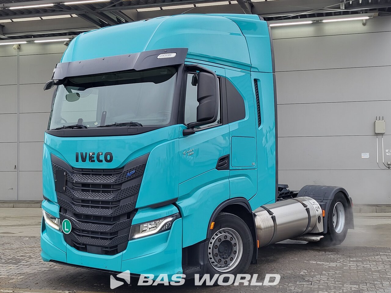 Front left : Iveco S-Way 460 4X2 Cap tractor