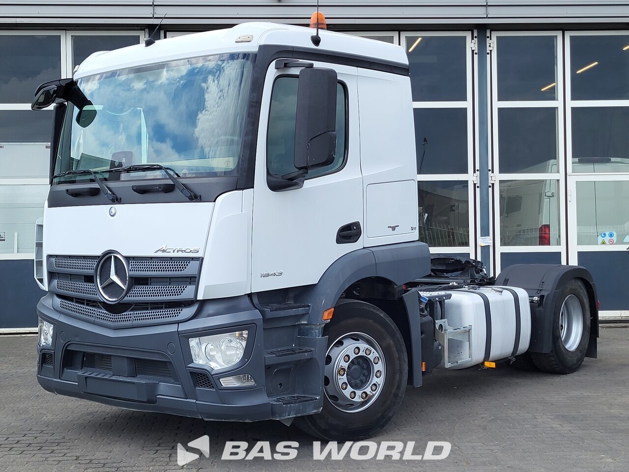 Front left : Mercedes Actros 1843 4X2 Cap tractor