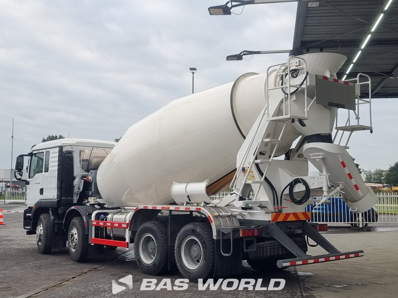 Other : Sitrak 8X4 Liebherr Concrete mixer Truck