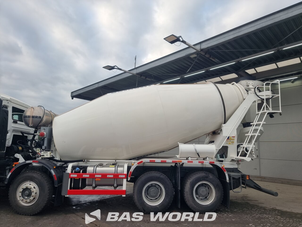 Other : Sitrak 8X4 Liebherr Concrete mixer Truck
