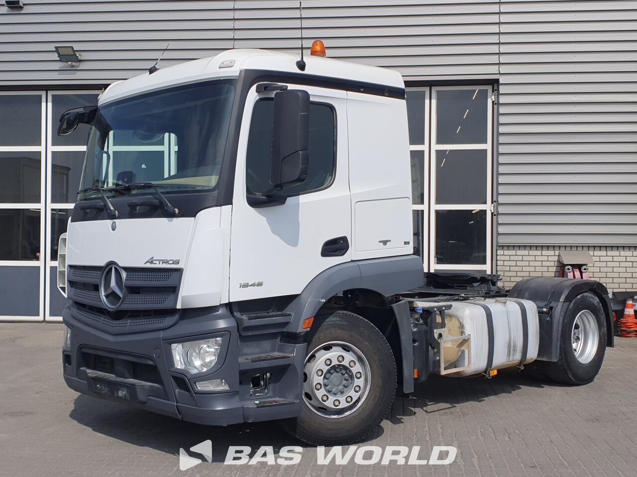 Front left : Mercedes Actros 1846 4X2 Cap tractor