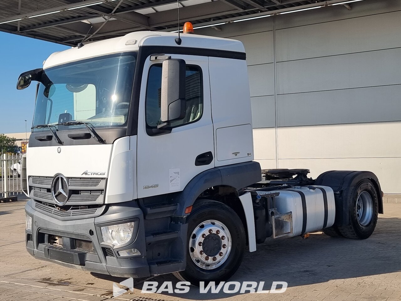 Front left : Mercedes Actros 1846 4X2 Cap tractor