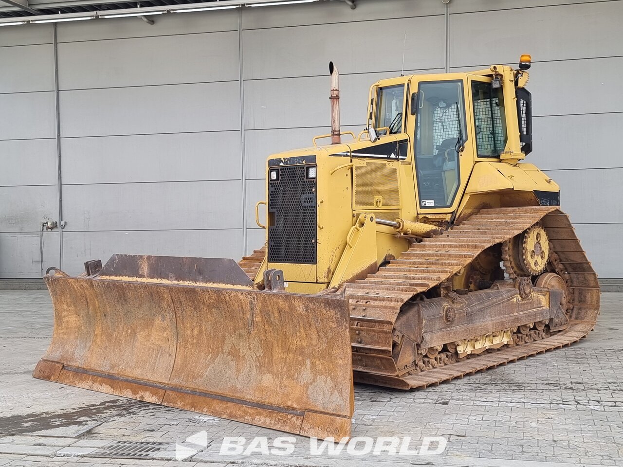 Front left : Caterpillar Buldozere pe șenile