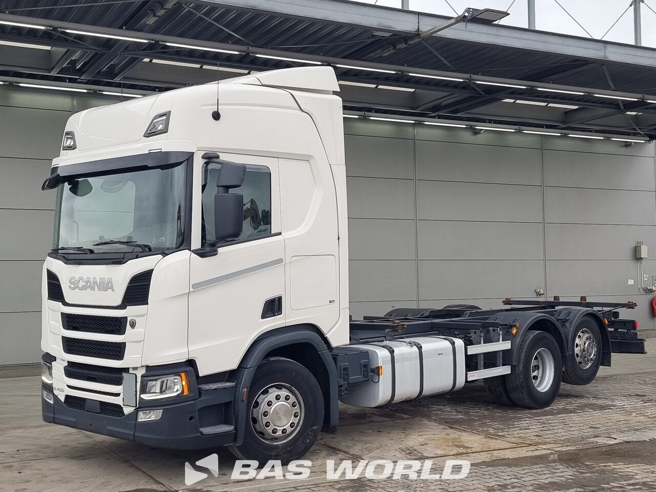 Front left : Scania R450 6X2 Veksellade lastbiler