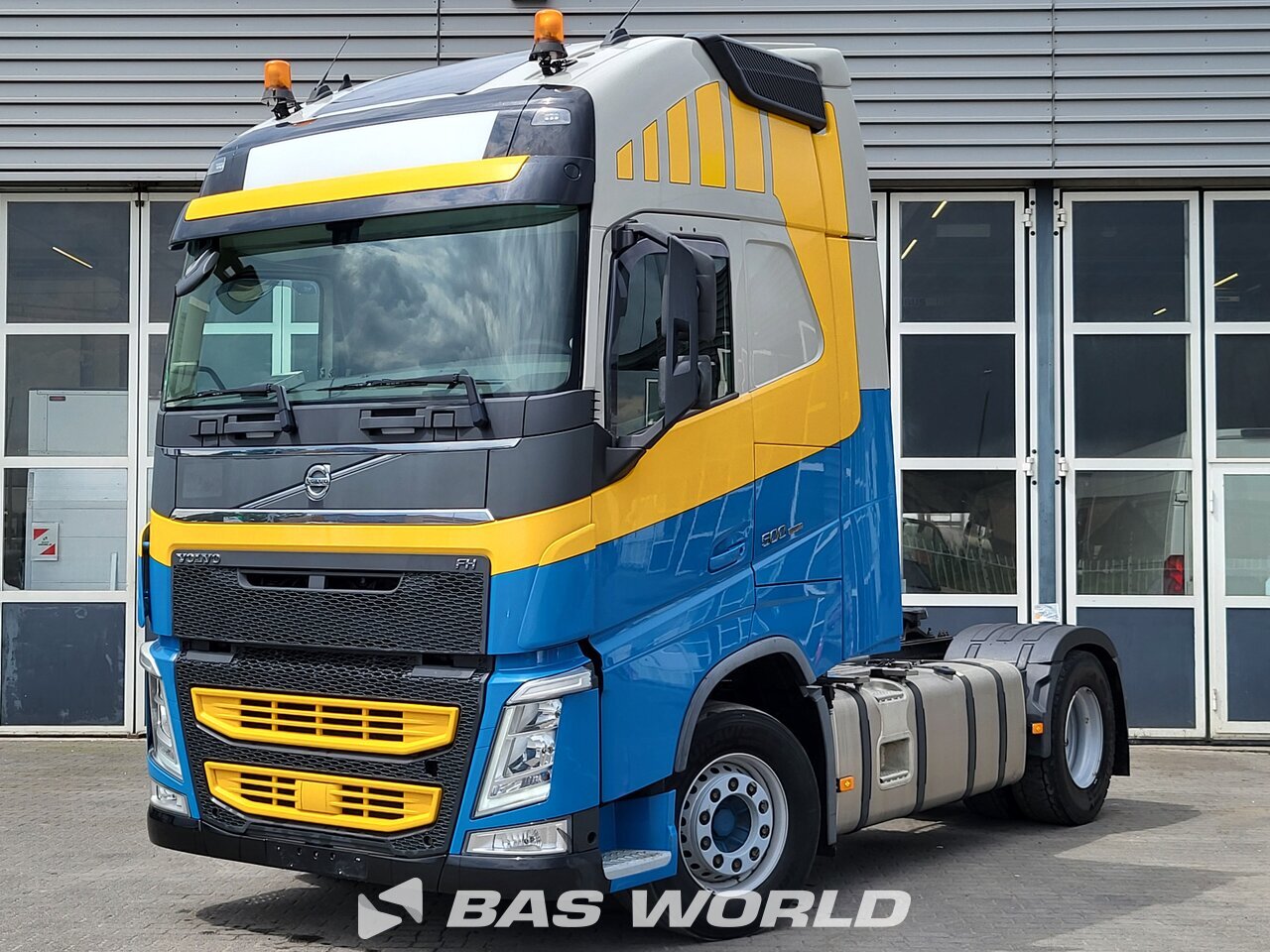 Front left : Volvo FH 500 4X2 Cap tractor