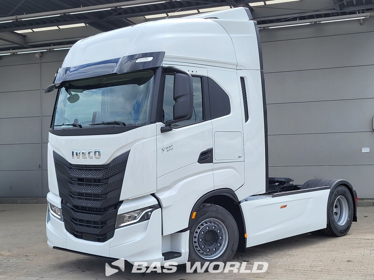 Front left : Iveco S-Way 570 4X2 Cap tractor