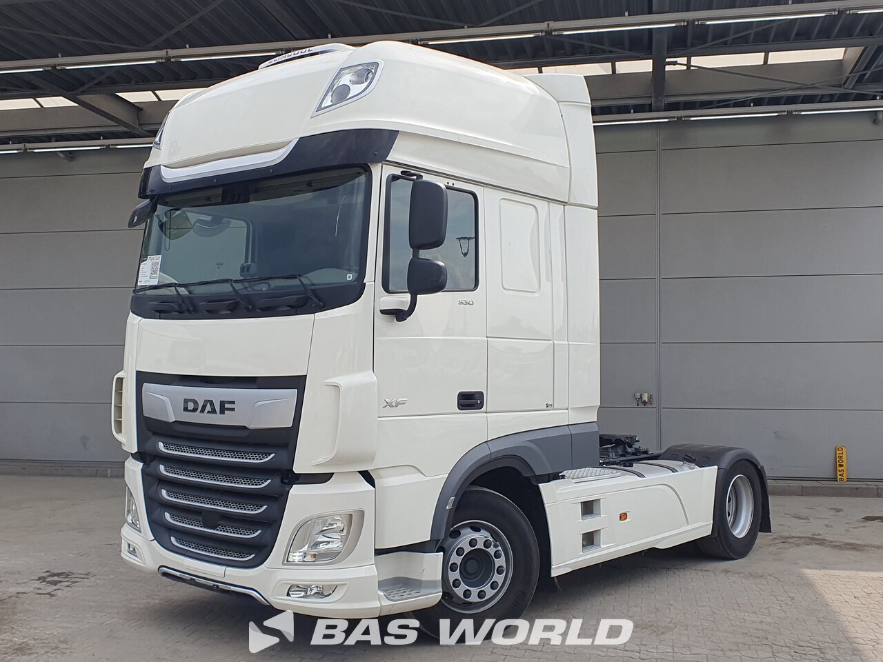 Front left : DAF XF 530 4X2 Cap tractor