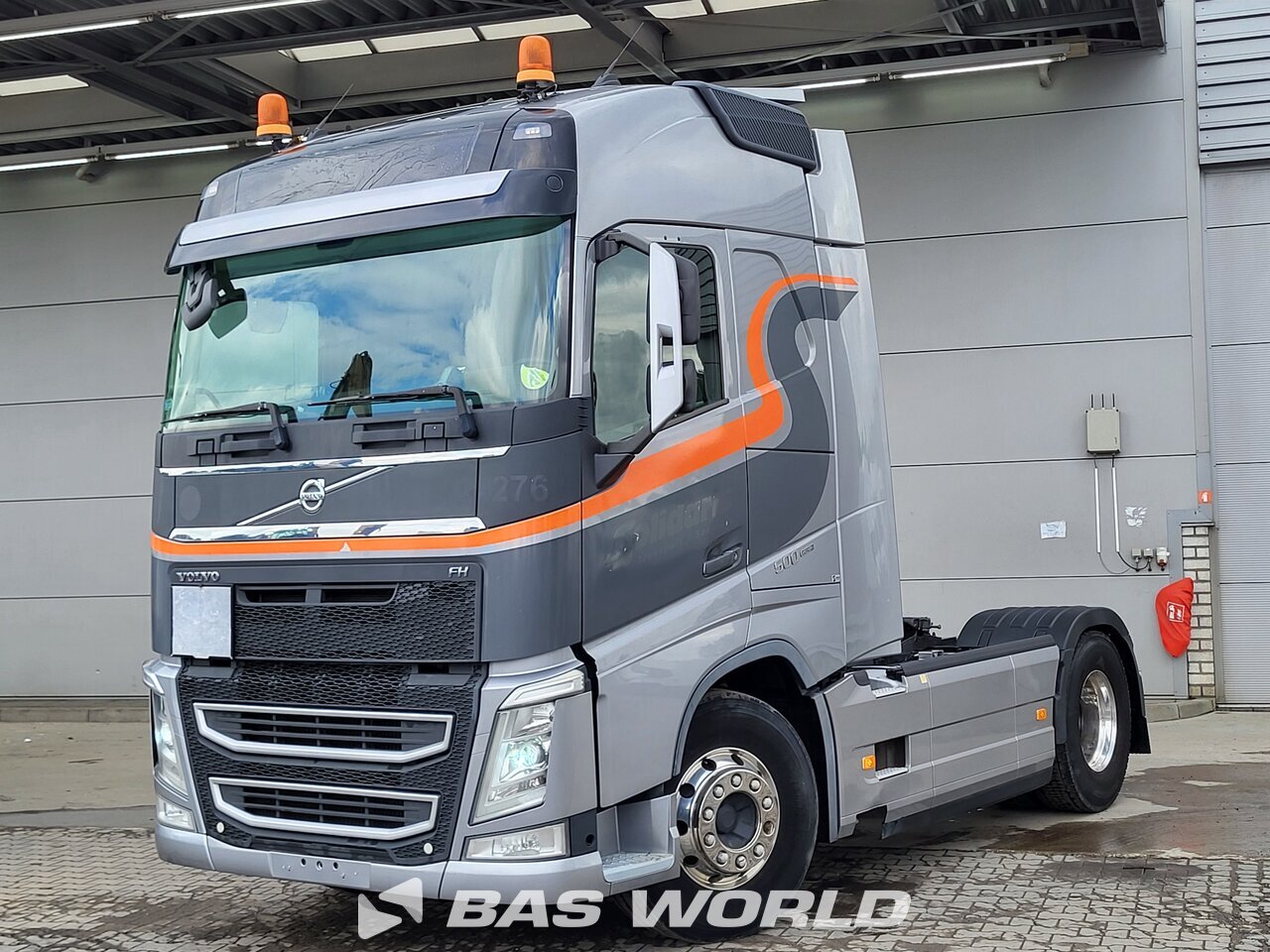 Front left : Volvo FH 500 4X2 Trækker