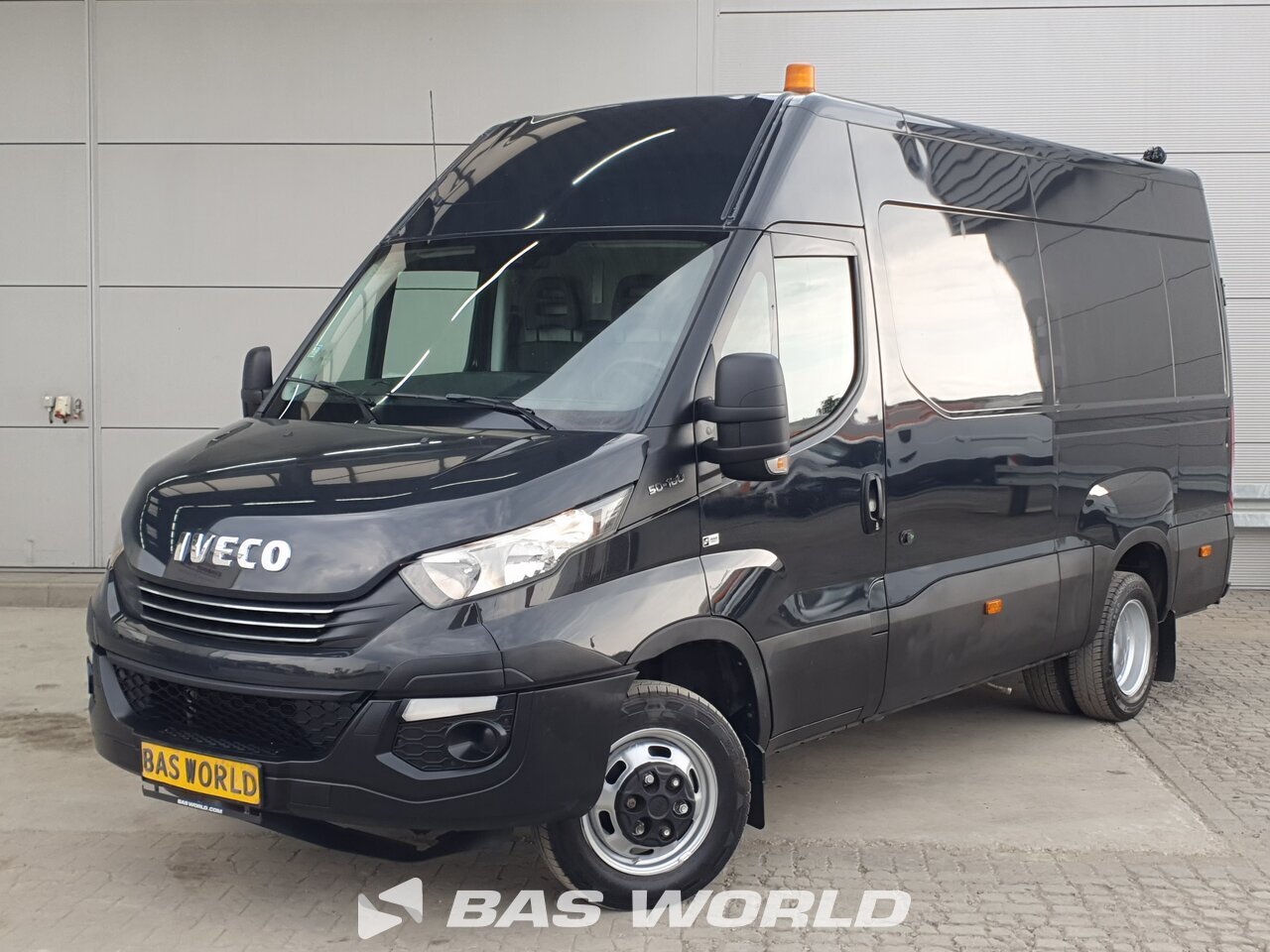 Front left : Iveco Daily 50C18 Duba închisă